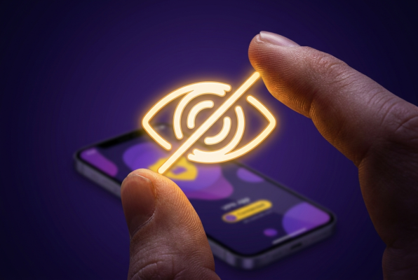 Hand tippt auf ein Smartphone mit durchgestrichenem Auge-Symbol – AlternativeVPN speichert keine Logs